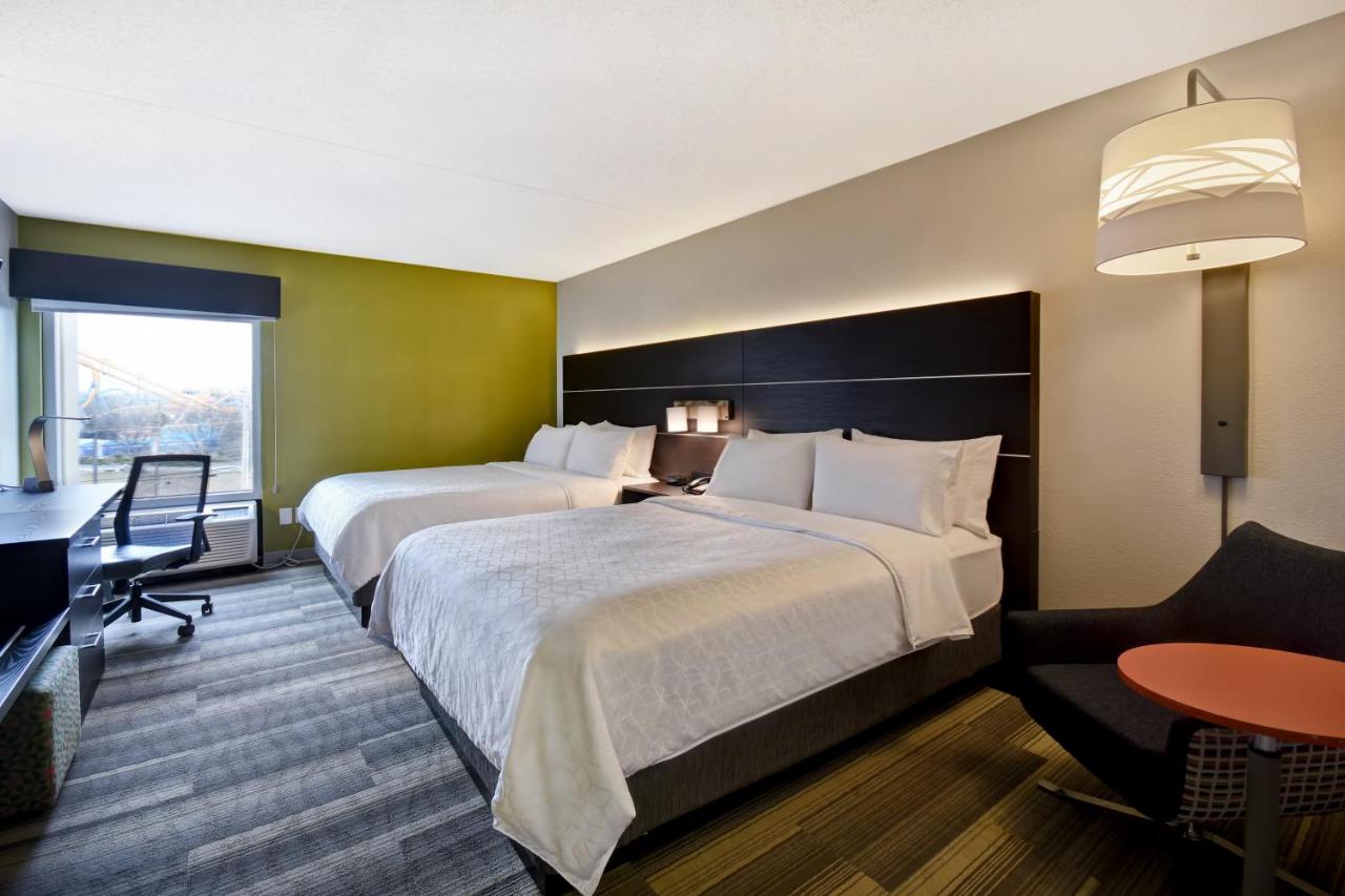 Queen Room with Two Queen Beds with View at Holiday Inn Express & Suites Allentown-Dorney Park Area by IHG