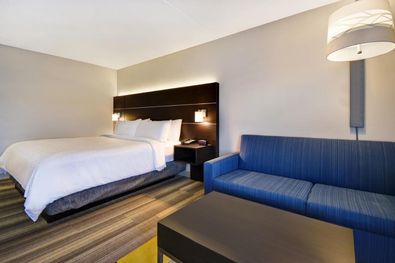 Standard Room with King Bed at Holiday Inn Express & Suites Allentown-Dorney Park Area by IHG