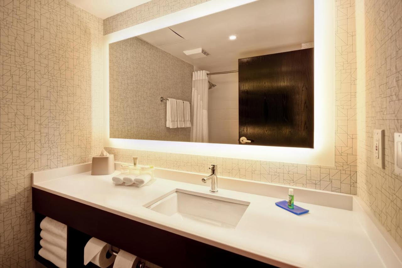Queen Room with Two Queen Beds at Holiday Inn Express & Suites Allentown-Dorney Park Area by IHG