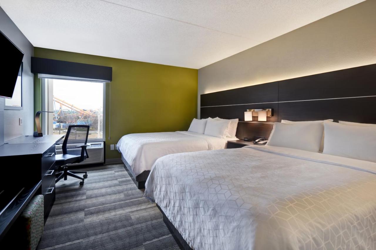 Queen Room with Two Queen Beds at Holiday Inn Express & Suites Allentown-Dorney Park Area by IHG