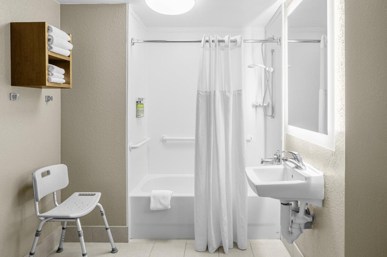Queen Studio - Disability Access/Non-Smoking at Staybridge Suites Chattanooga at Hamilton Place by IHG