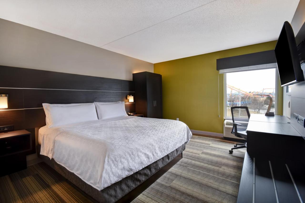 King Room with View at Holiday Inn Express & Suites Allentown-Dorney Park Area by IHG
