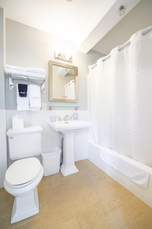 Queen Room - Pet Friendly at Canalside Inn