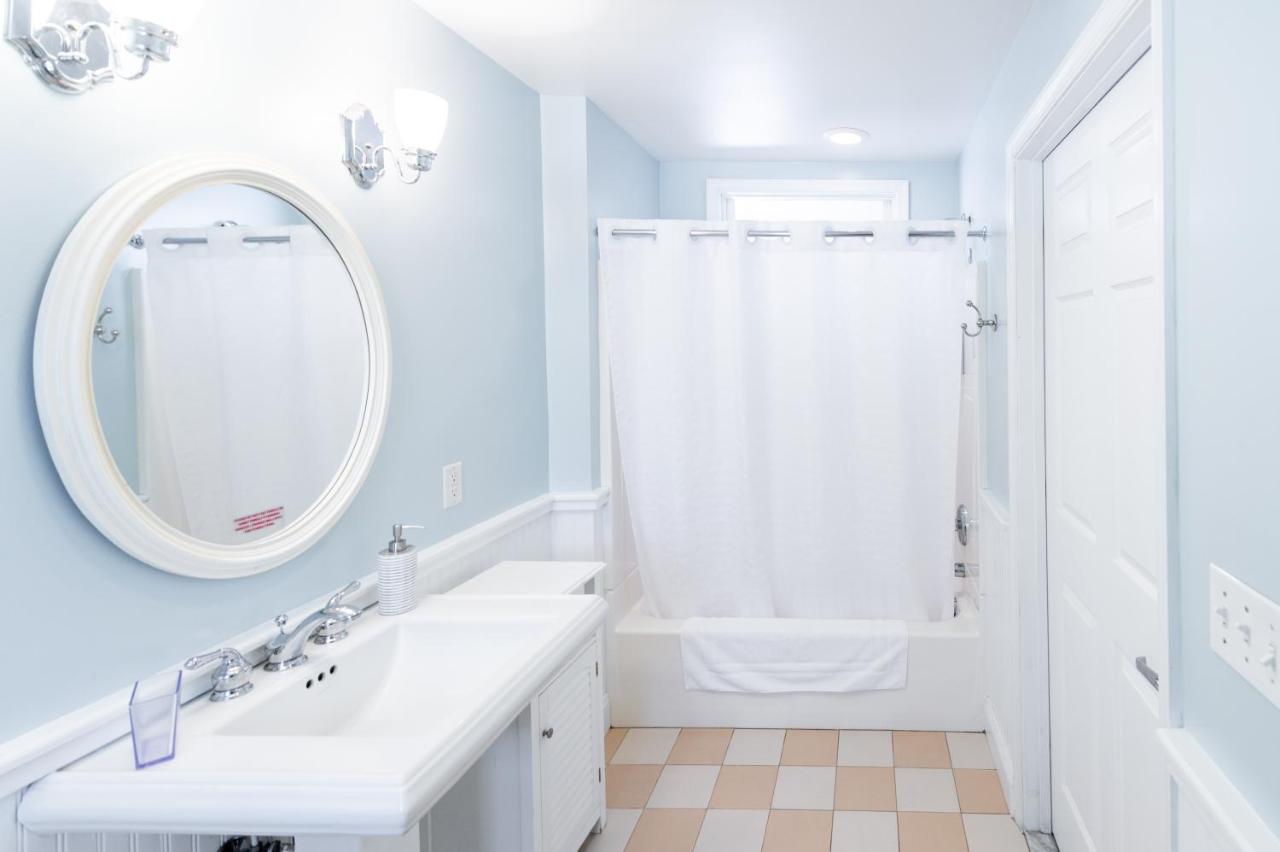 Deluxe King Studio - Pet Friendly at Canalside Inn
