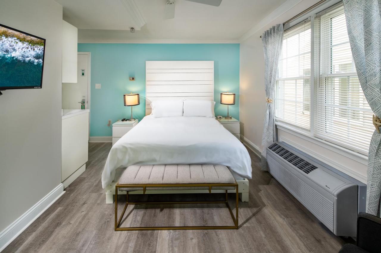 Queen Room - Pet Friendly at Canalside Inn