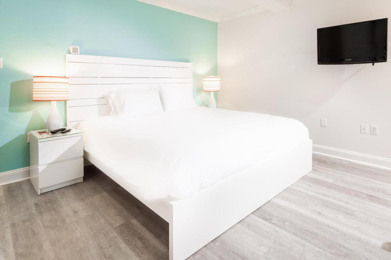 Deluxe King Studio - Pet Friendly at Canalside Inn