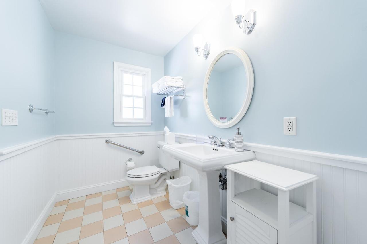 Deluxe King Studio - Pet Friendly at Canalside Inn