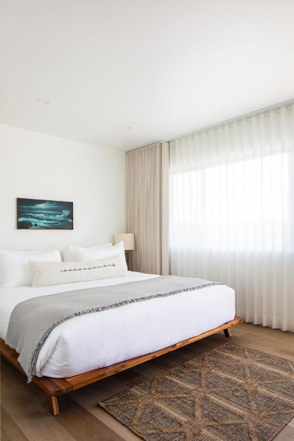 Deluxe King Room at The Pearl Hotel