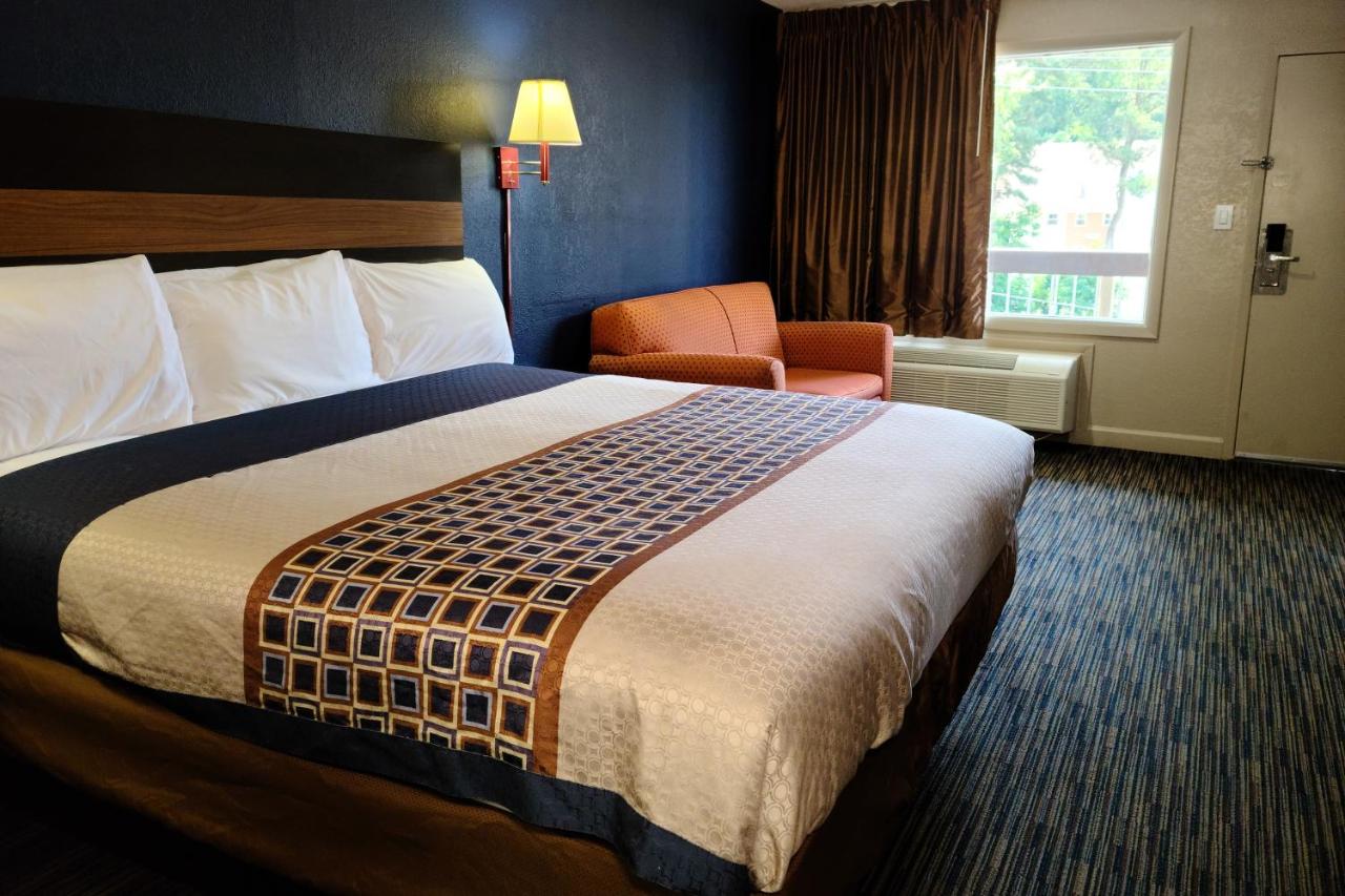 King Room - Non-Smoking at Travelodge by Wyndham Williamsburg Colonial Area