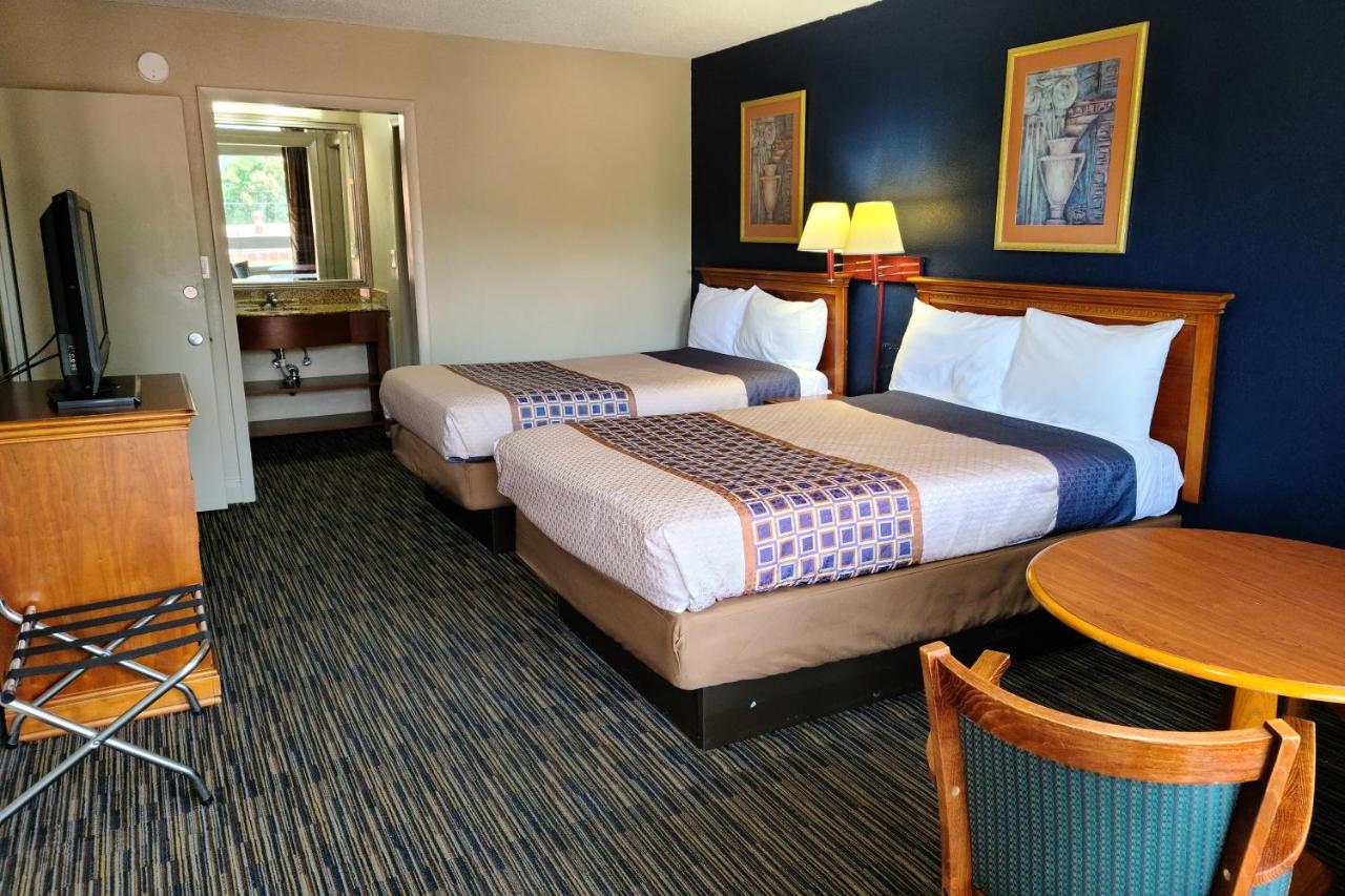Double Room with Two Double Beds - Non-Smoking at Travelodge by Wyndham Williamsburg Colonial Area