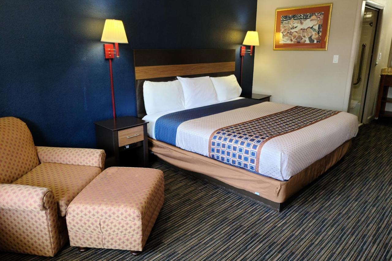 King Room -Smoking at Travelodge by Wyndham Williamsburg Colonial Area