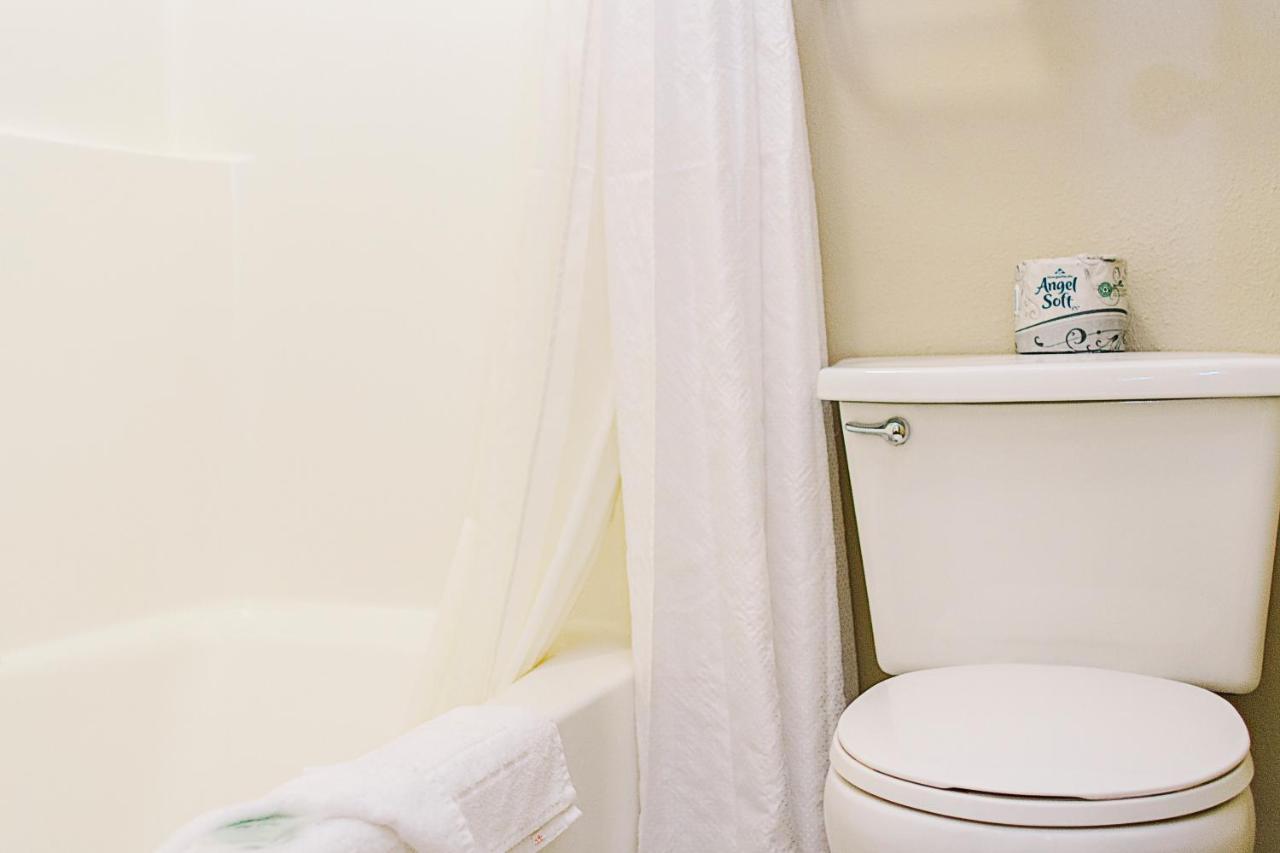 Queen Room at Lavissh Inn & Suites