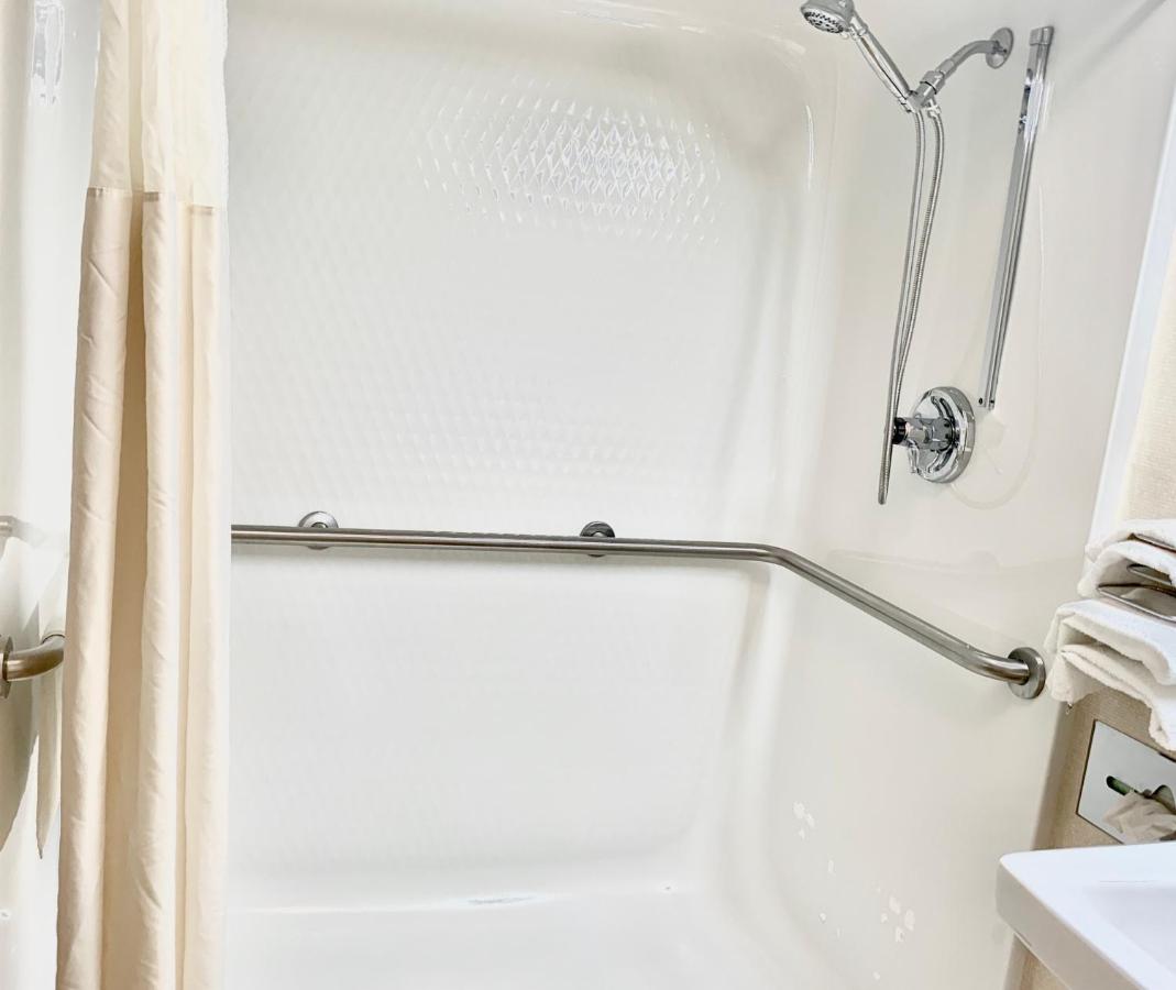 Queen Room with Roll-In Shower - Accessible/Non-Smoking at Quality Inn Macomb near University Area