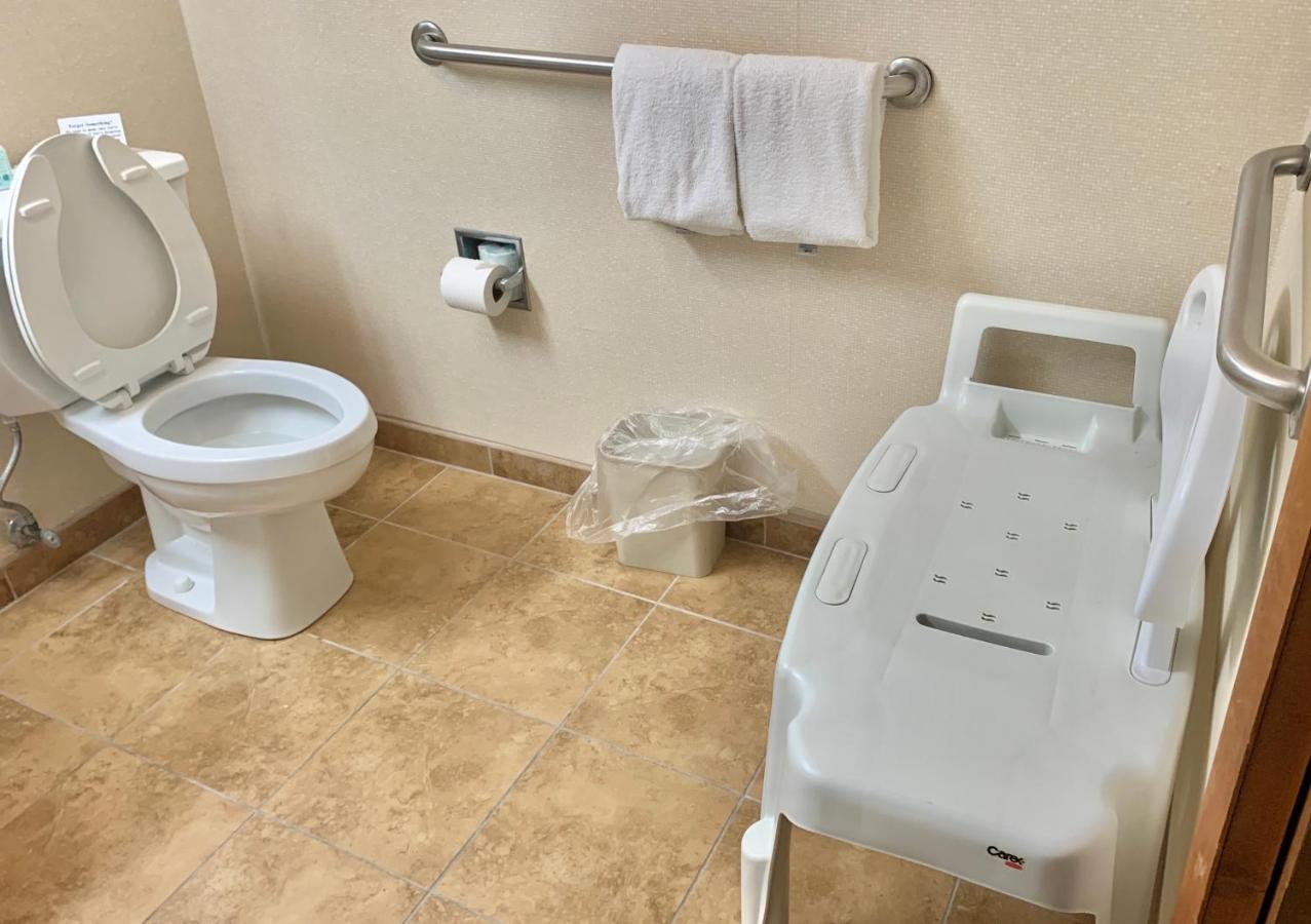 Queen Room with Roll-In Shower - Accessible/Non-Smoking at Quality Inn Macomb near University Area