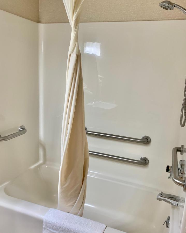 Queen Room - Accessible/Non-Smoking at Quality Inn Macomb near University Area