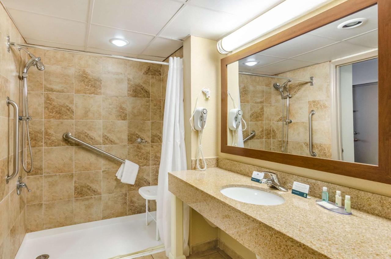 Queen Room - Accessible/Non-Smoking at Quality Inn Radford-West Blacksburg I-81