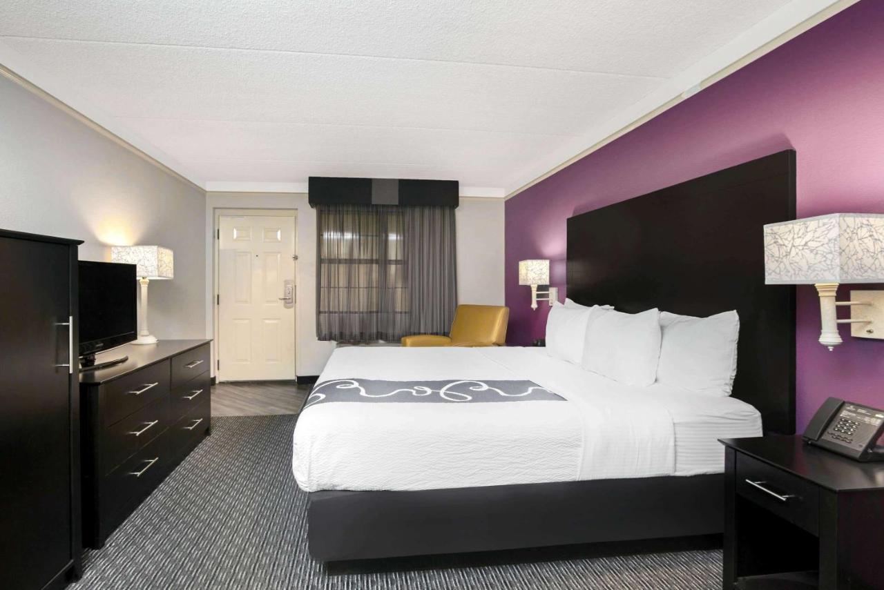 Deluxe King Room - Non-Smoking at La Quinta Inn by Wyndham Fresno Yosemite