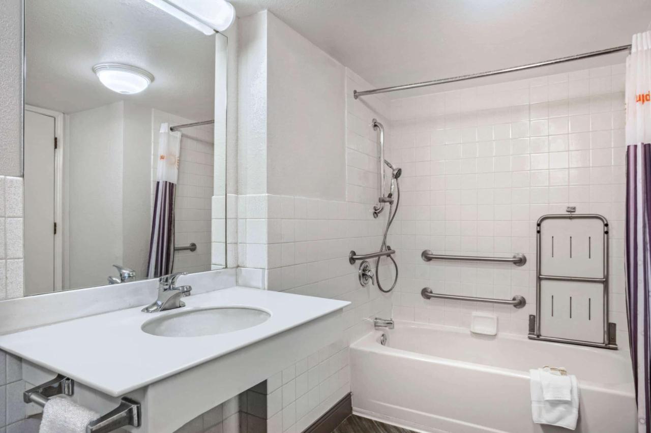Deluxe King Room with Mobility Access and Bathtub with Grab Bars - Non-Smoking at La Quinta Inn by Wyndham Fresno Yosemite