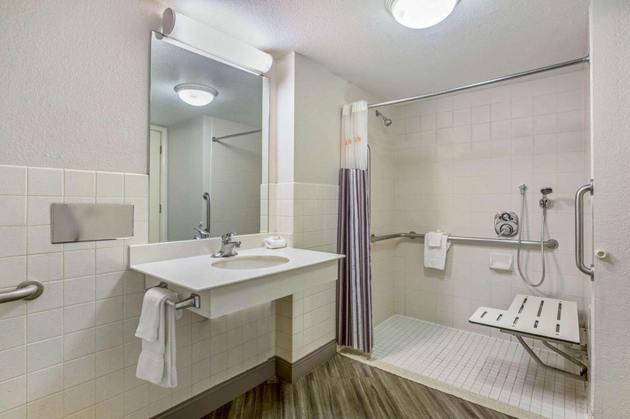 Deluxe King Room with Mobility Access and Bathtub with Grab Bars - Non-Smoking at La Quinta Inn by Wyndham Fresno Yosemite
