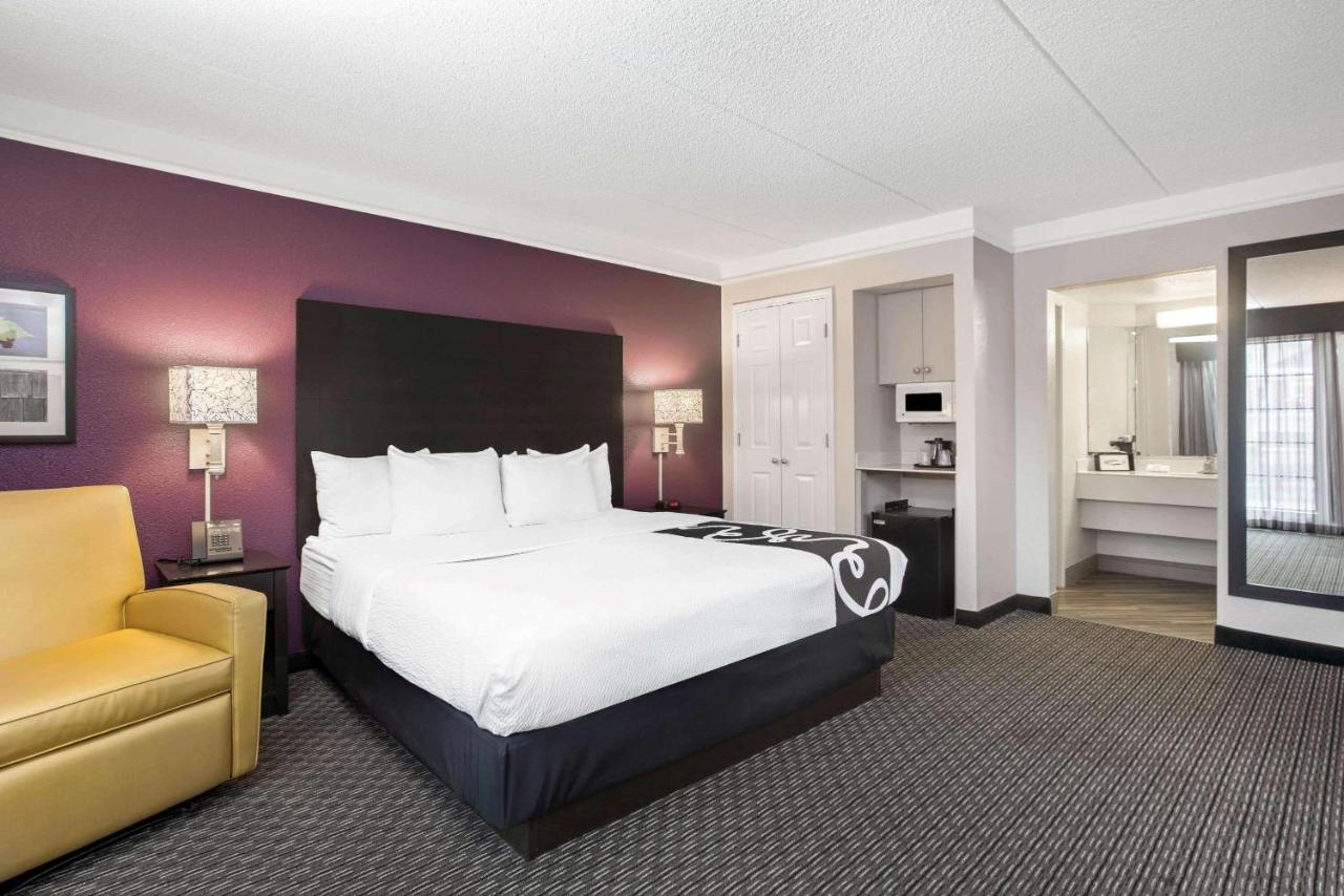 Deluxe Executive King Room - Non-Smoking at La Quinta Inn by Wyndham Fresno Yosemite