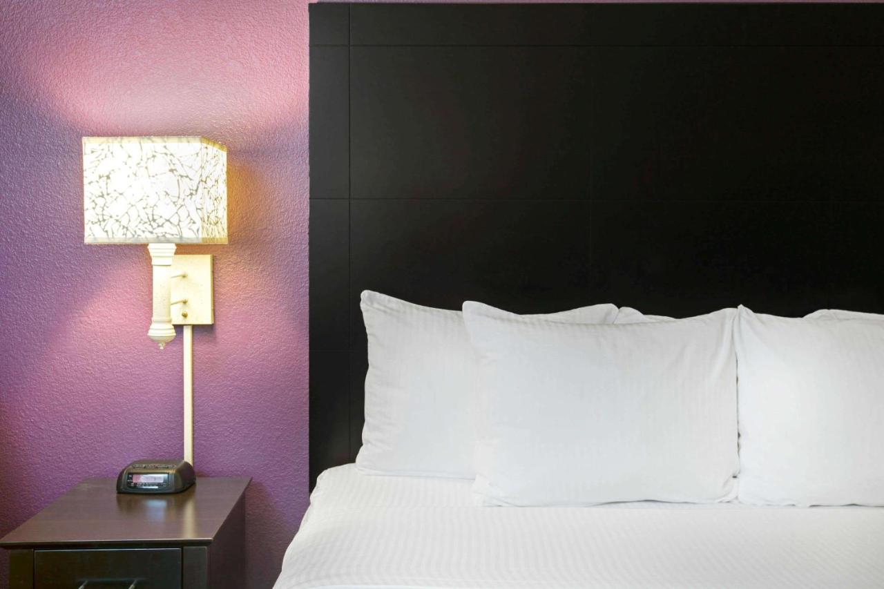 Deluxe King Room - Non-Smoking at La Quinta Inn by Wyndham Fresno Yosemite
