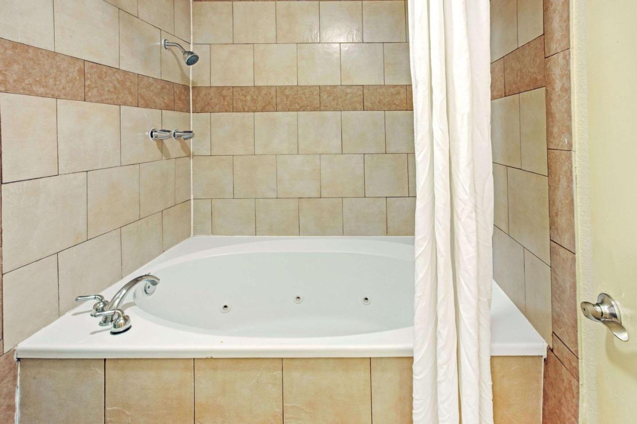 | Super 8 by Wyndham Dallas East