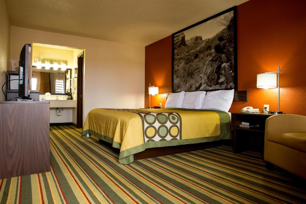 King Room - Non-Smoking at Super 8 by Wyndham Woodward