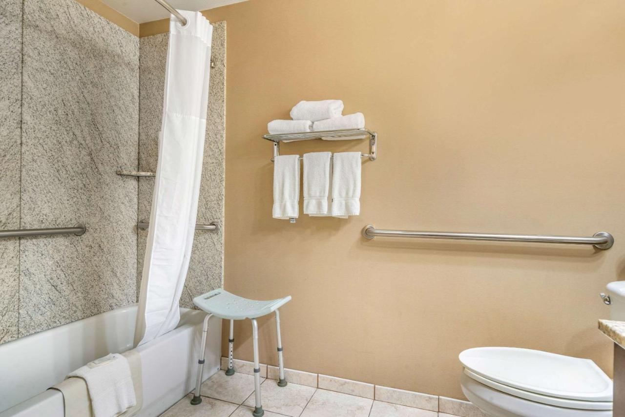 King Room with Bathtub - Accessible/Non-Smoking at Clarion Pointe Medford
