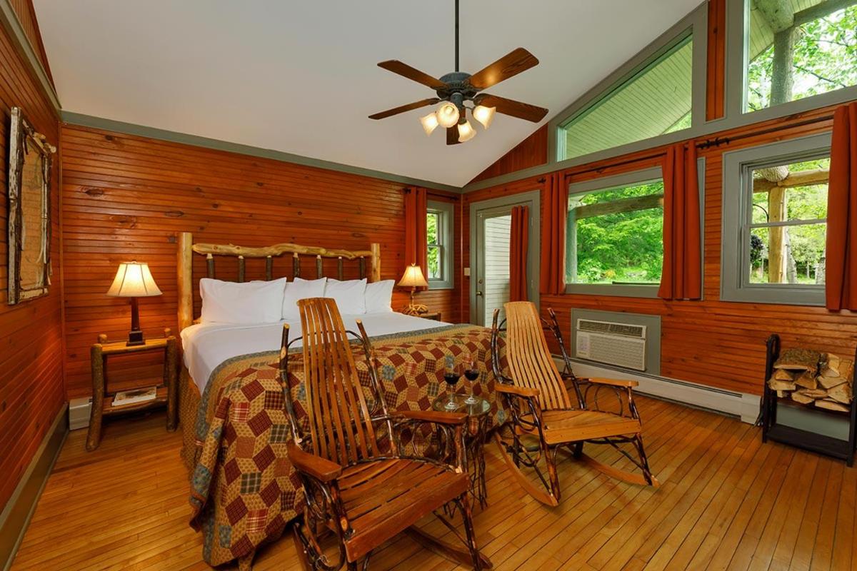 | Friends Lake Inn