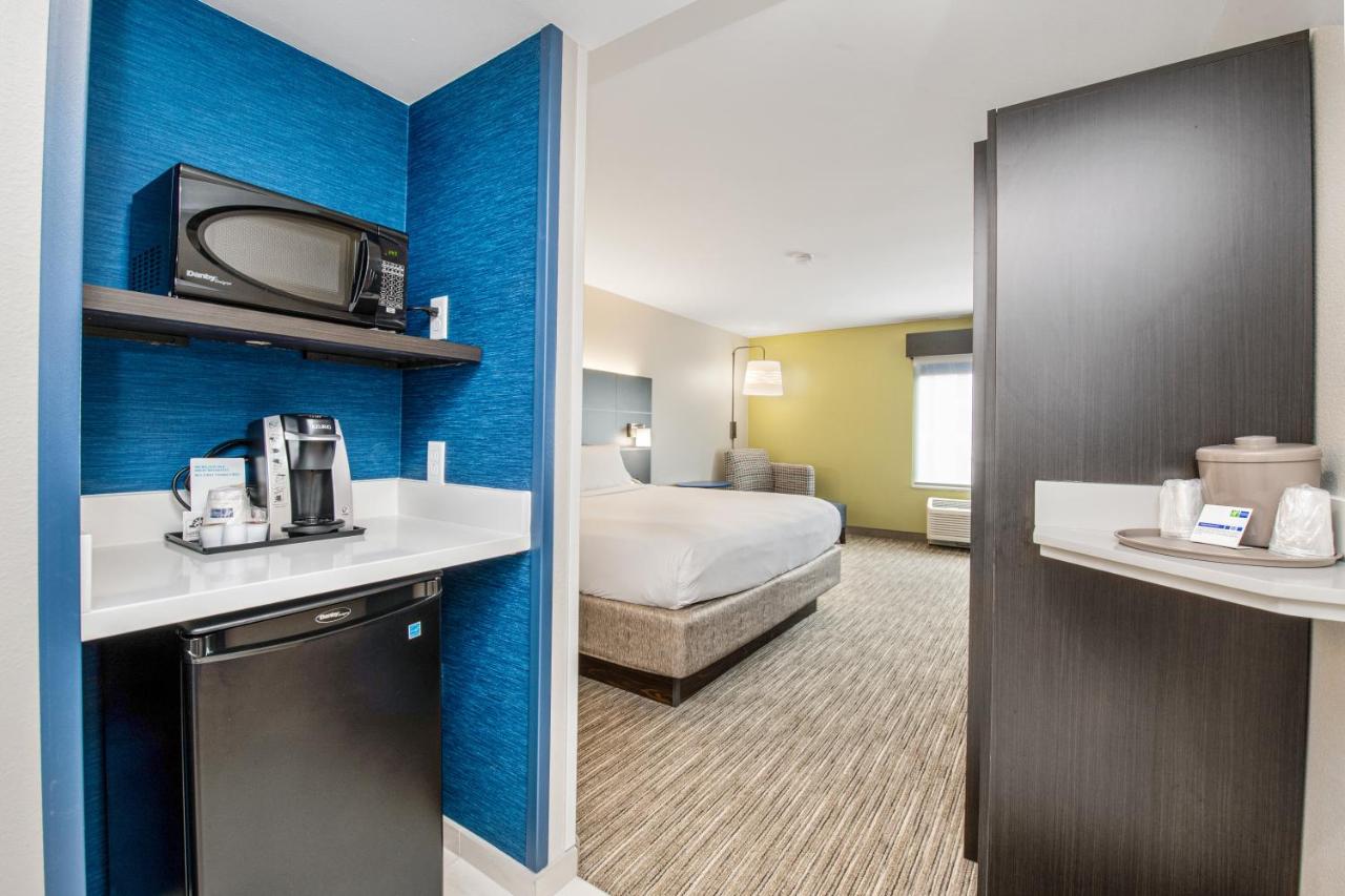  | Holiday Inn Express - Delafield, an IHG Hotel