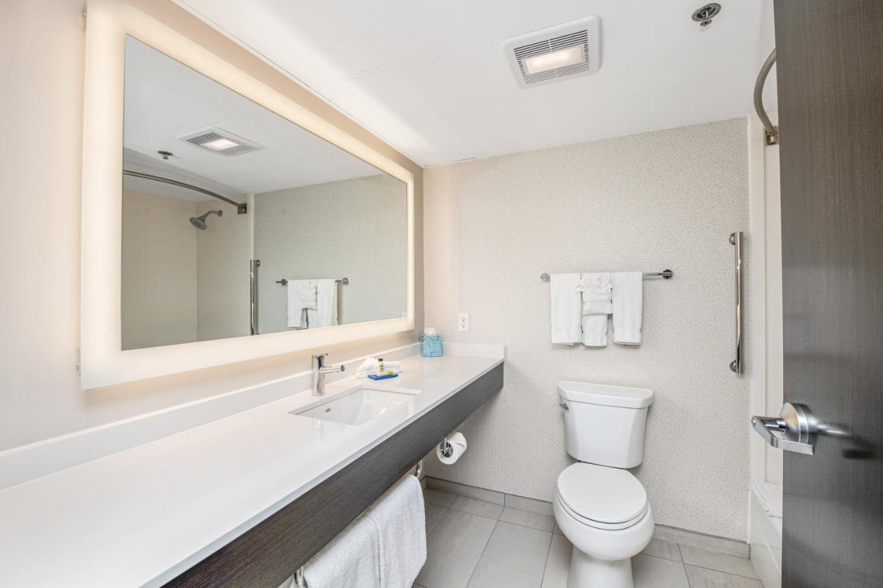  | Holiday Inn Express - Delafield, an IHG Hotel