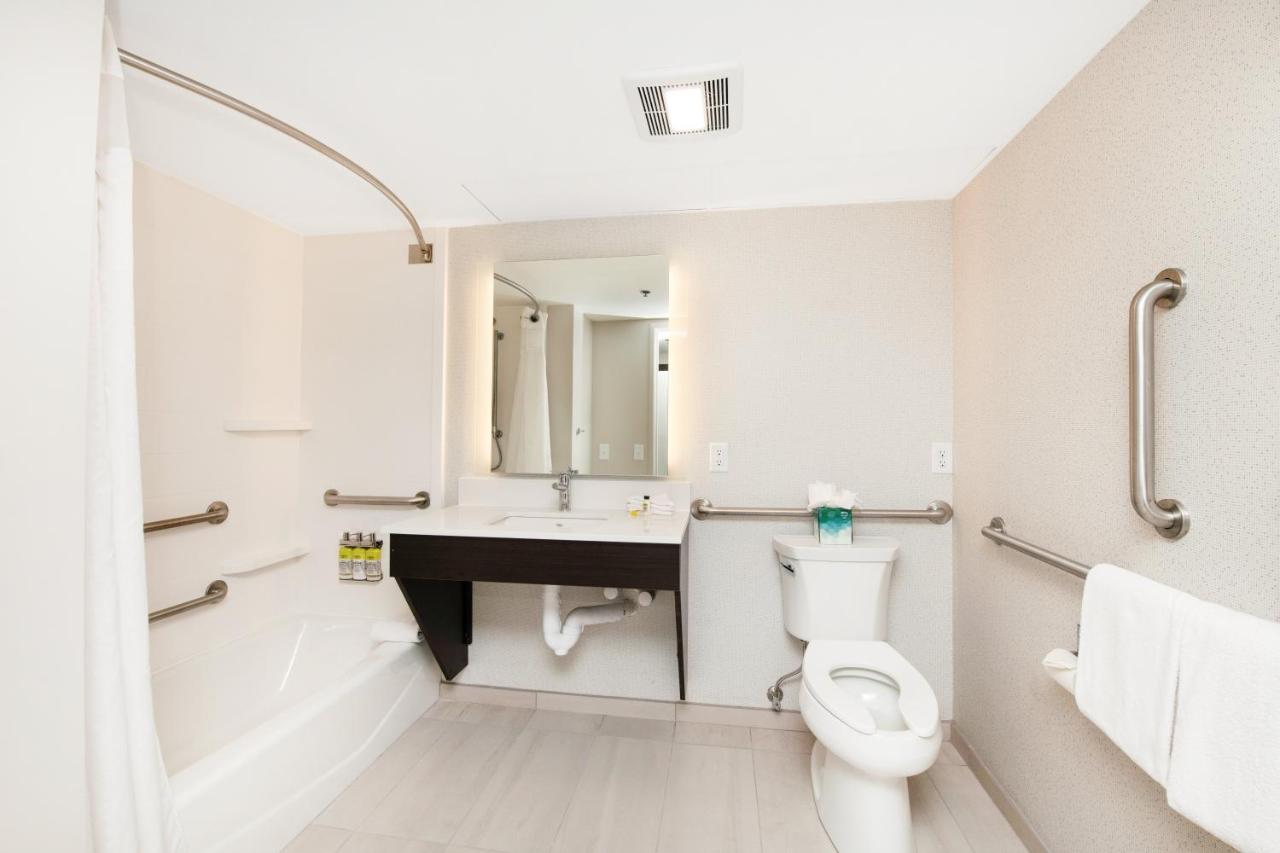  | Holiday Inn Express - Delafield, an IHG Hotel