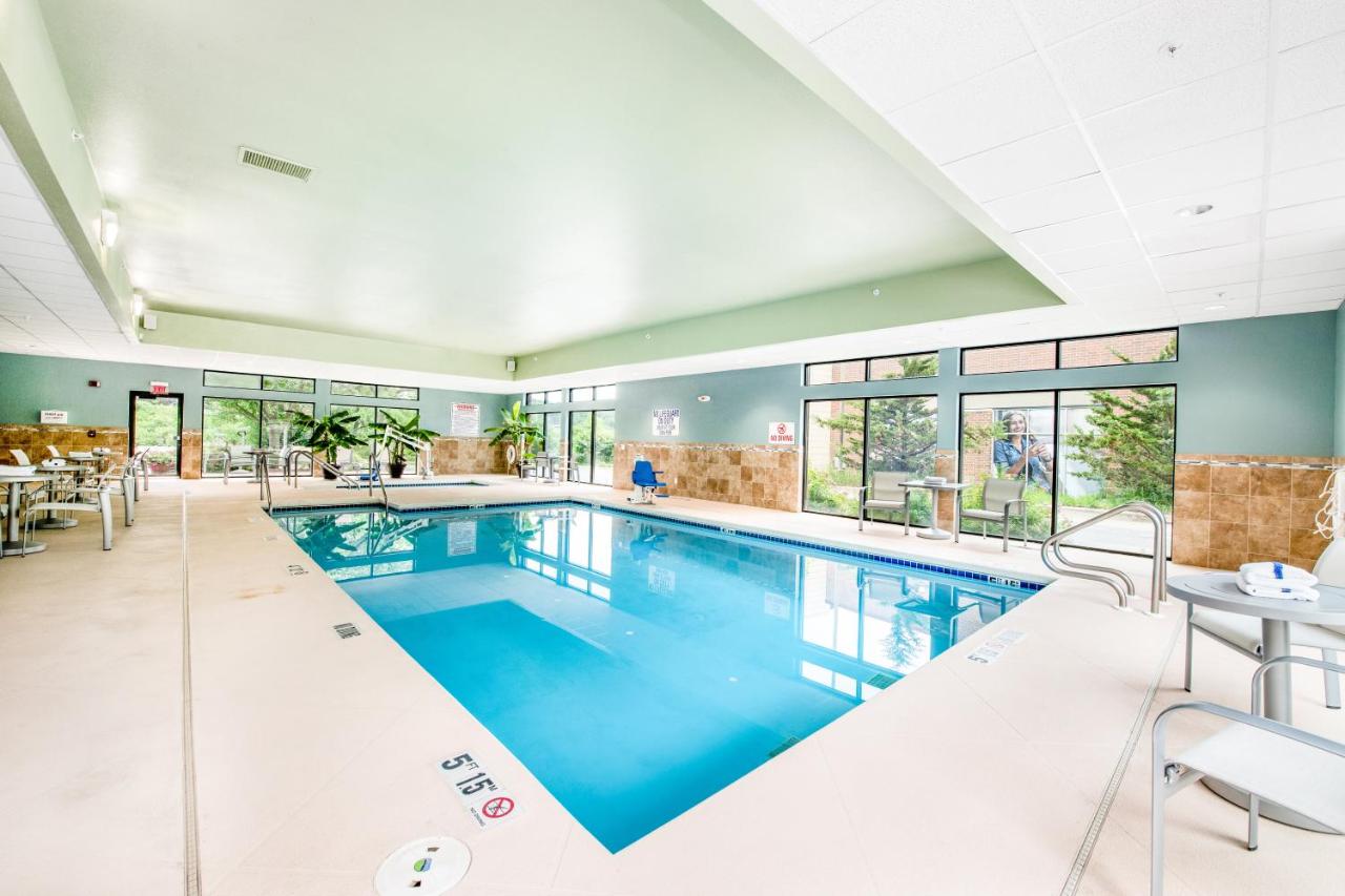  | Holiday Inn Express - Delafield, an IHG Hotel