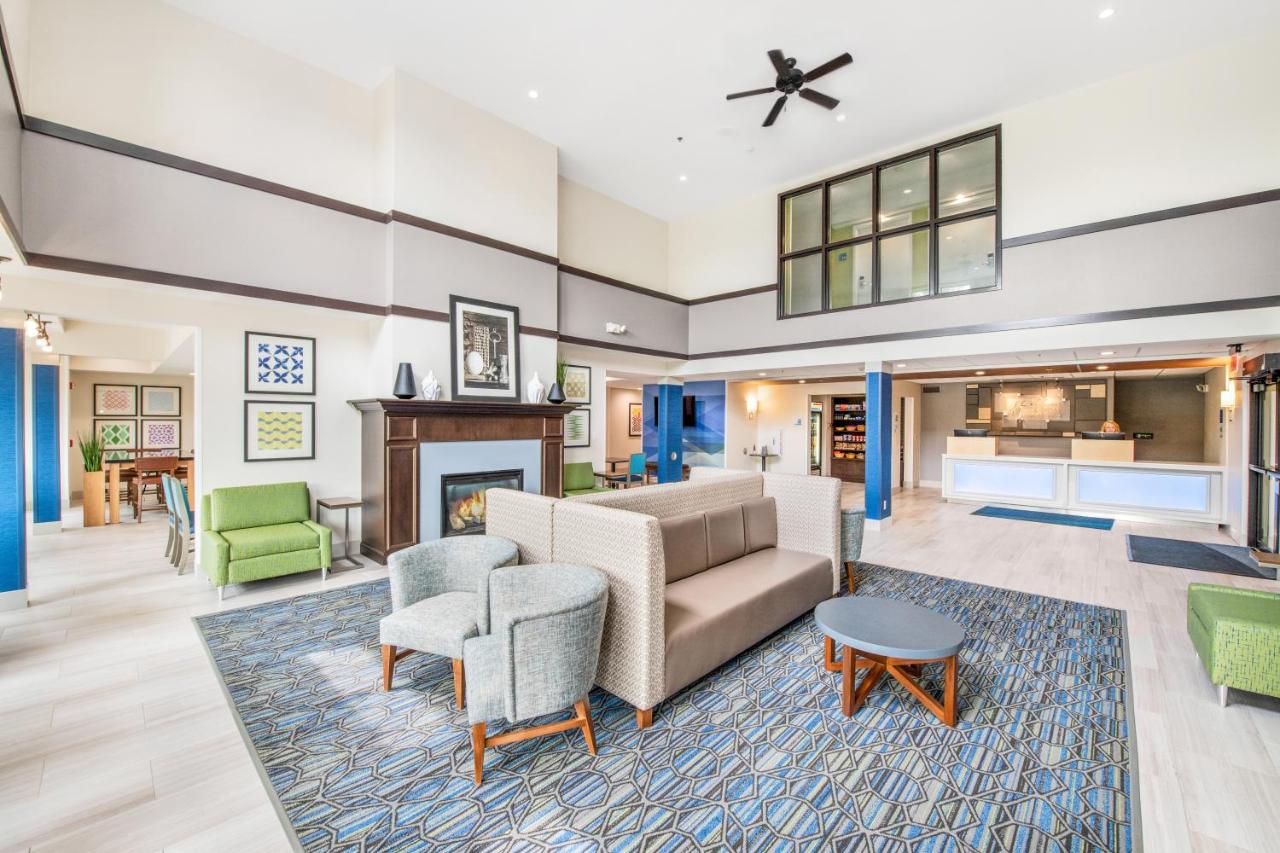  | Holiday Inn Express - Delafield, an IHG Hotel