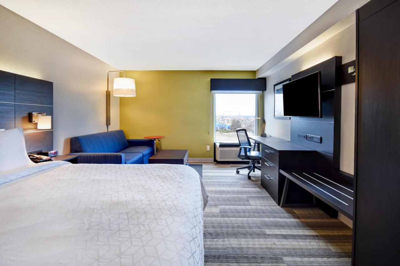 Standard Room with King Bed at Holiday Inn Express & Suites Allentown-Dorney Park Area by IHG