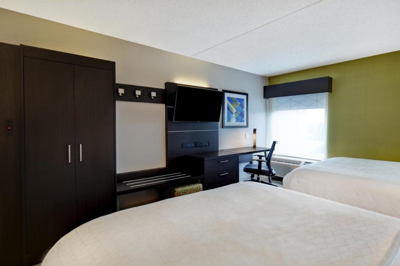 Queen Room with Two Queen Beds at Holiday Inn Express & Suites Allentown-Dorney Park Area by IHG