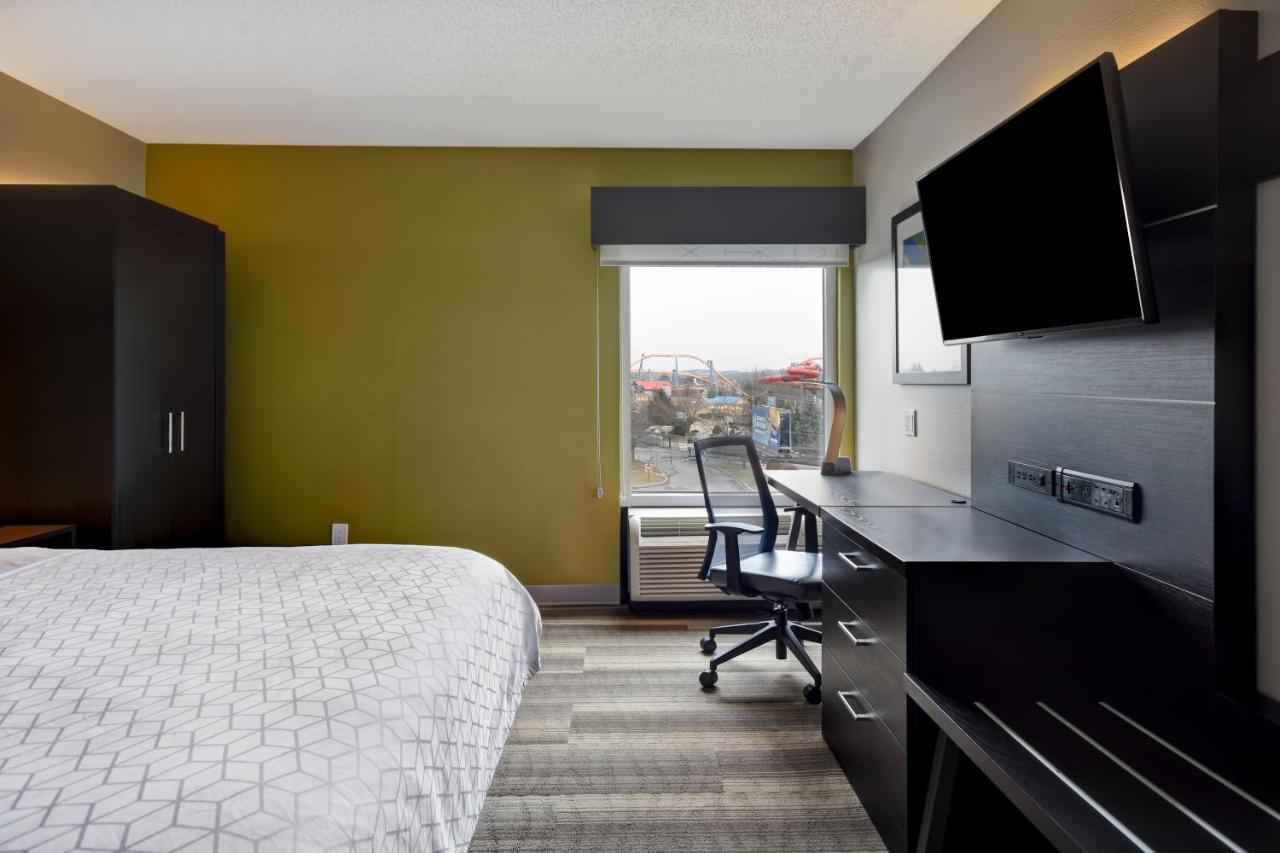 Leisure King Room - Non-Smoking at Holiday Inn Express & Suites Allentown-Dorney Park Area by IHG