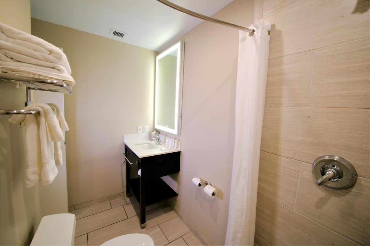 Petite Queen Room - Non-Smoking at Radisson Resort at the Port