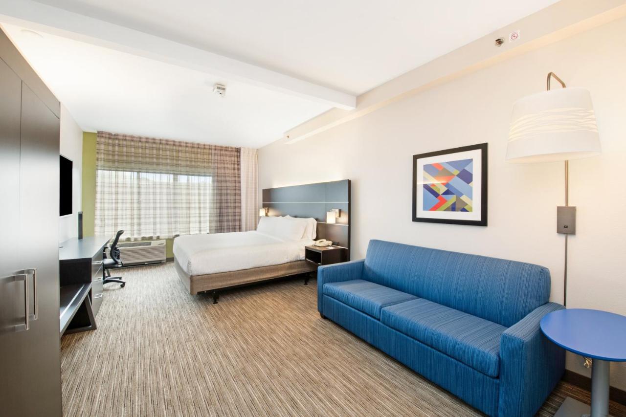  | Holiday Inn Express - Delafield, an IHG Hotel