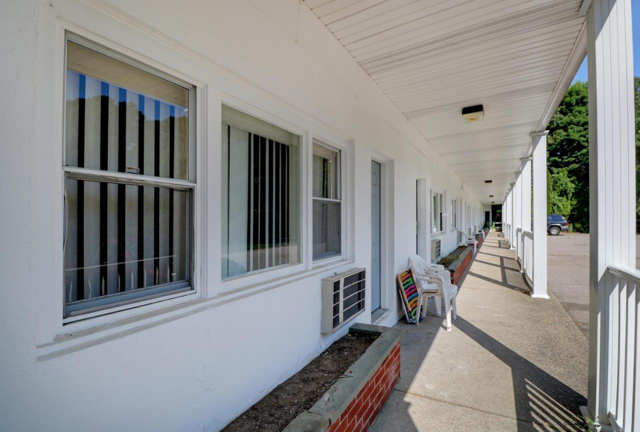 | Hamilton Village Inn