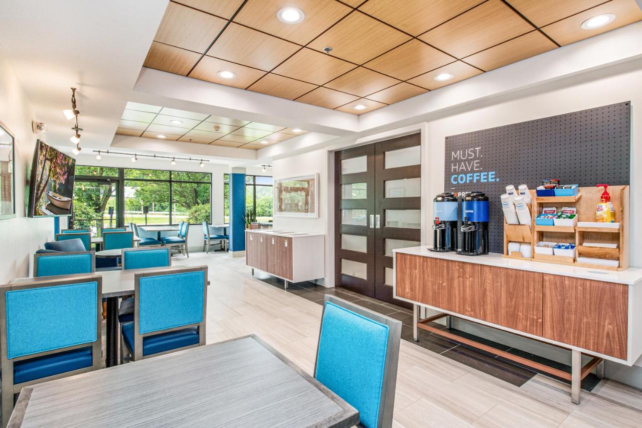  | Holiday Inn Express - Delafield, an IHG Hotel