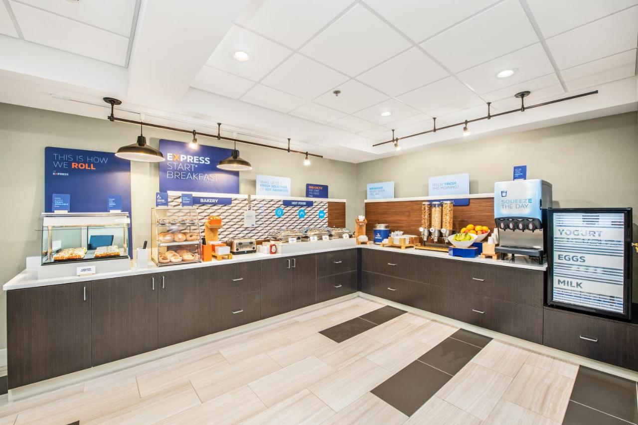  | Holiday Inn Express - Delafield, an IHG Hotel