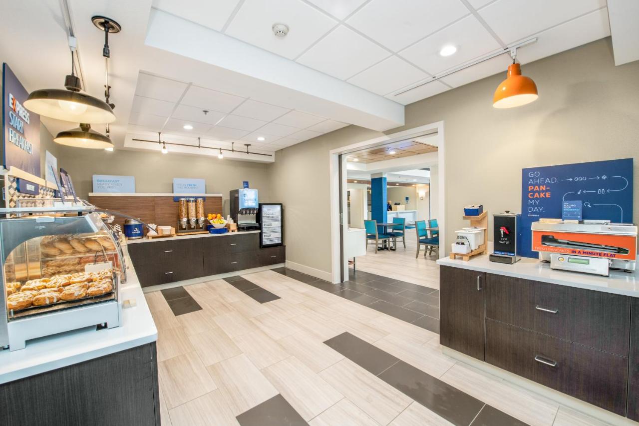  | Holiday Inn Express - Delafield, an IHG Hotel