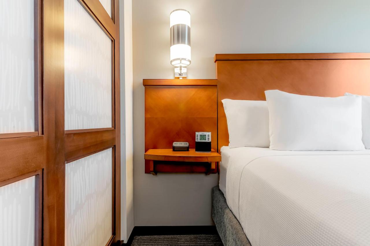 Guestroom 1 King Bed at Hyatt Place Salt Lake City Airport