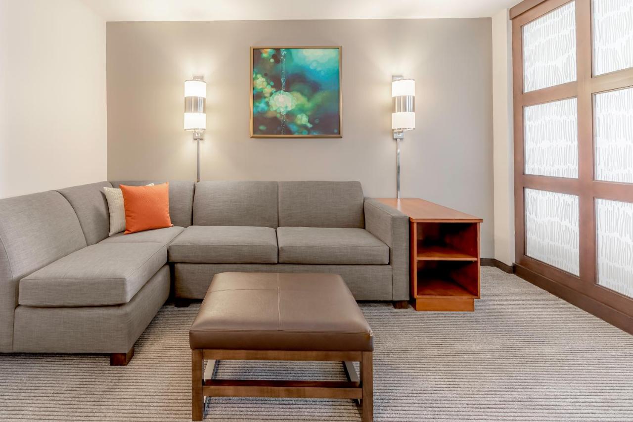 Guestroom 1 King Bed at Hyatt Place Salt Lake City Airport