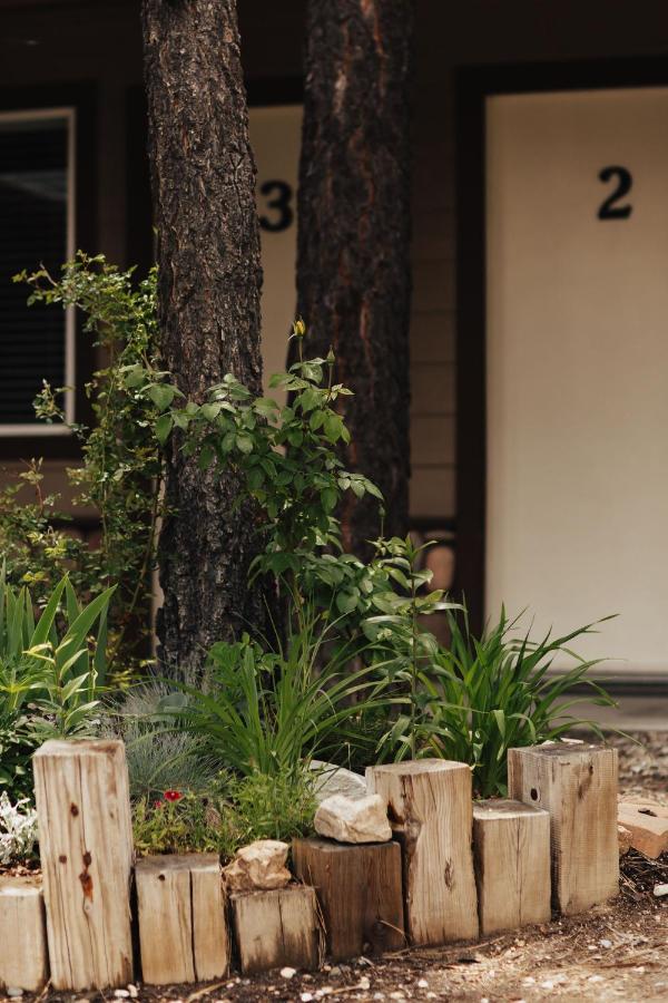  | Vintage Lakeside Inn