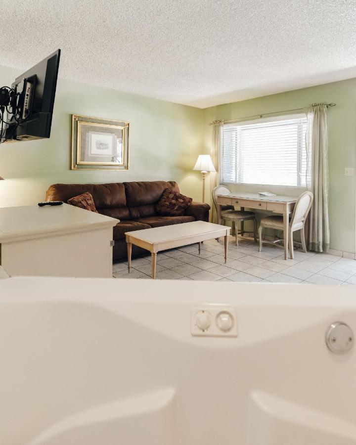 | Vintage Lakeside Inn
