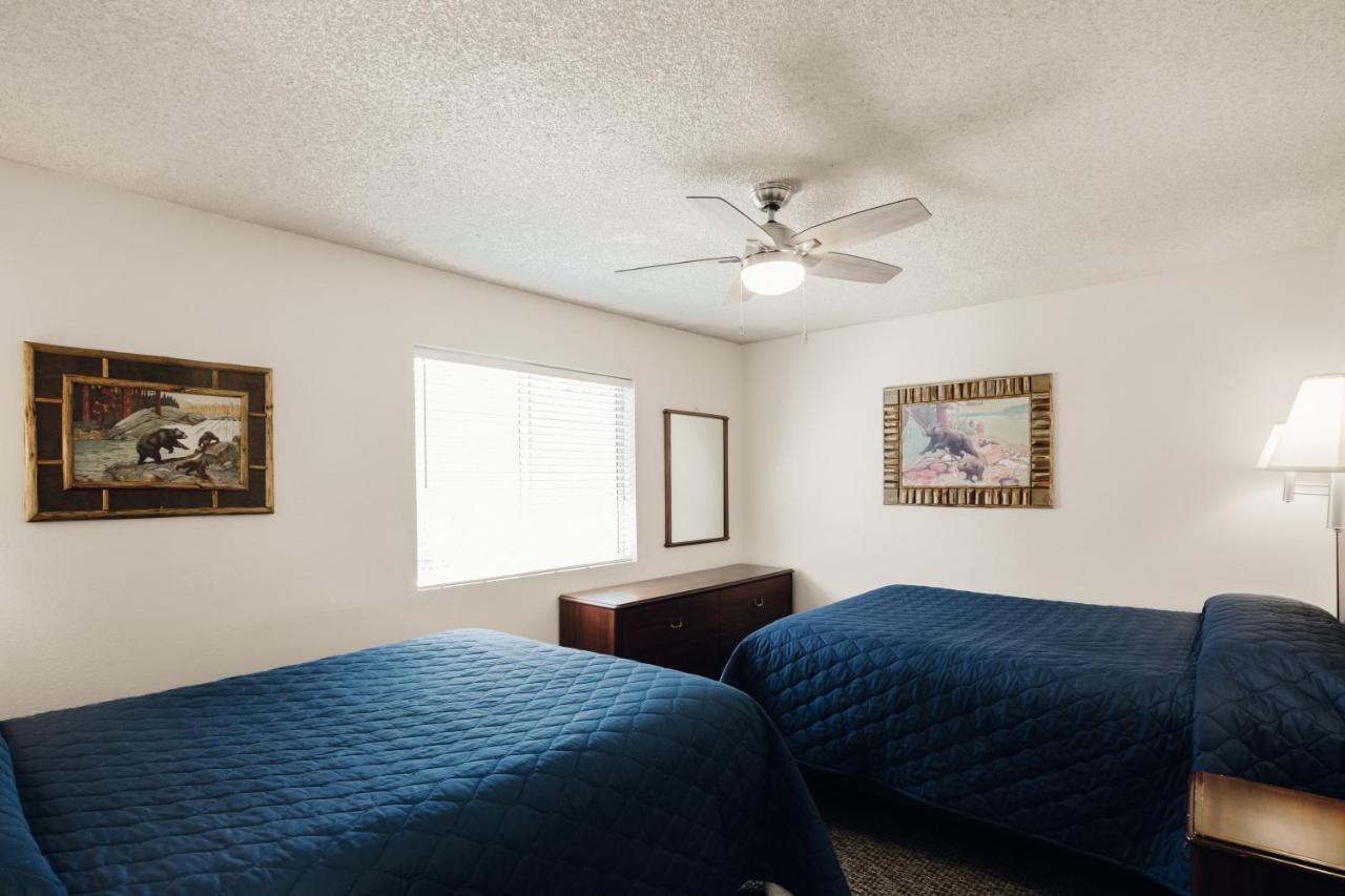 | Vintage Lakeside Inn