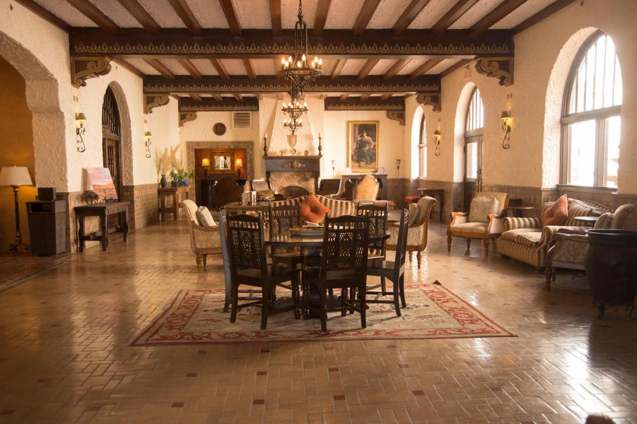 | The Holland Hotel