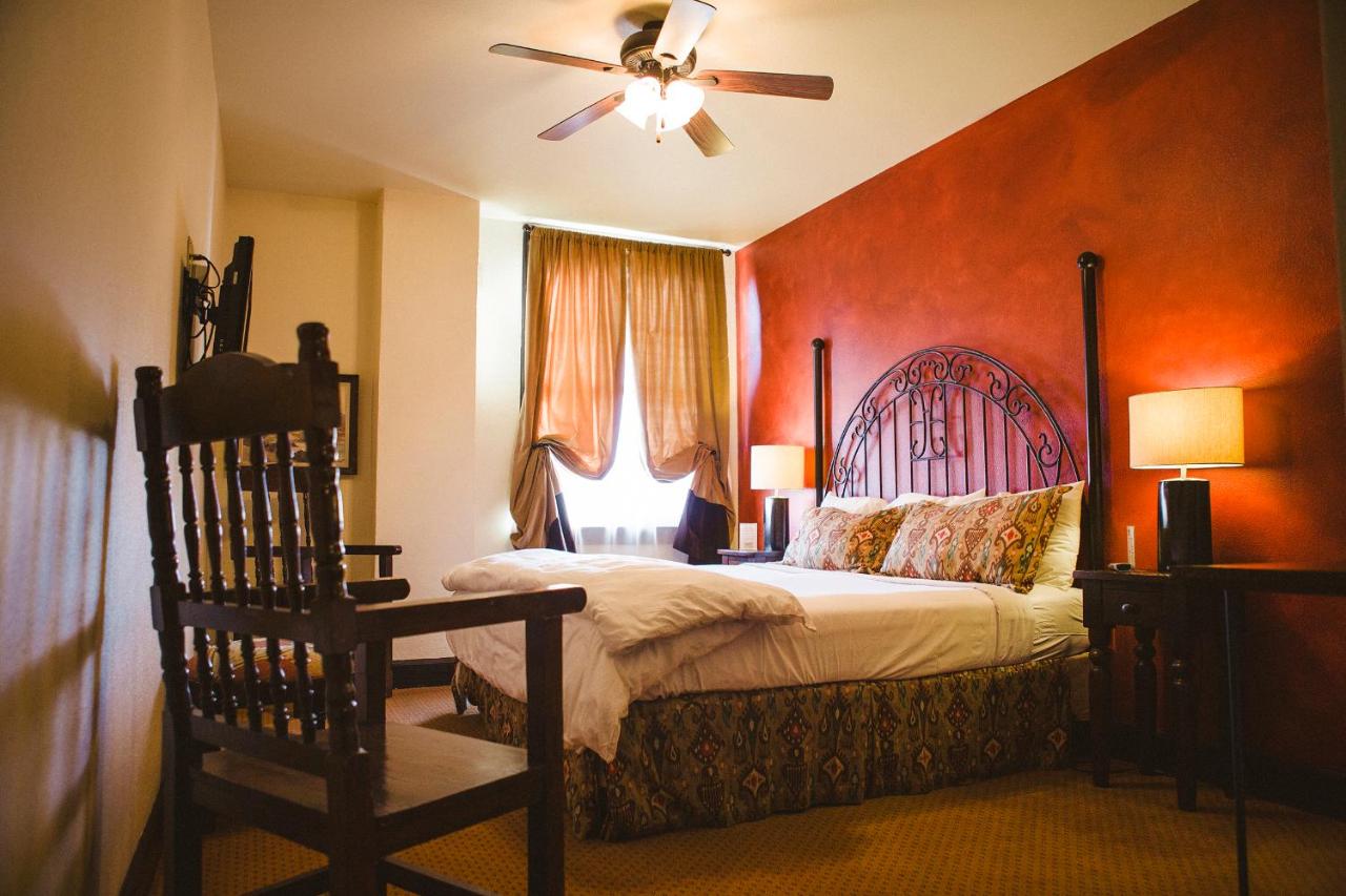 | The Holland Hotel